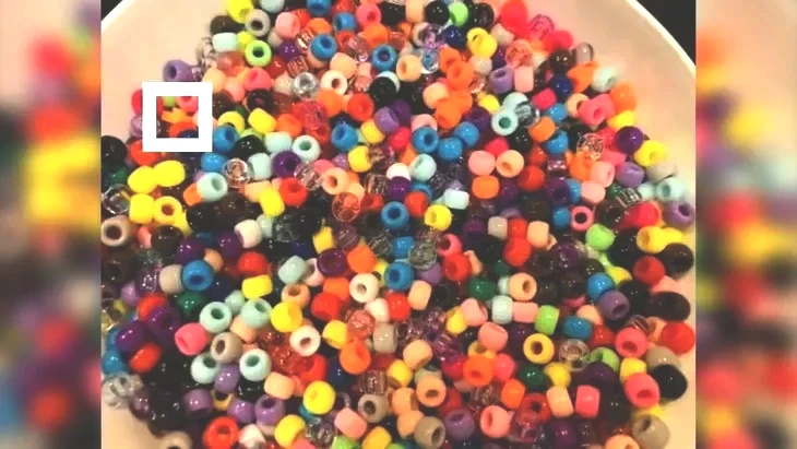 Zeka testi: Boncukların arasındaki lego nerede? 366 kişiden 15'i buldu