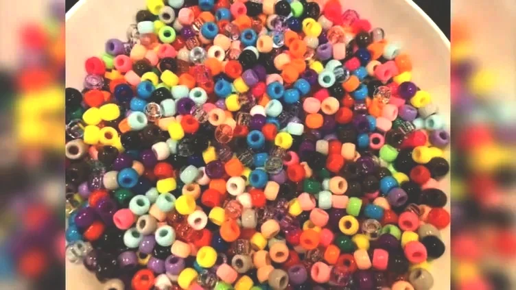 Zeka testi: Boncukların arasındaki lego nerede? 366 kişiden 15’i buldu