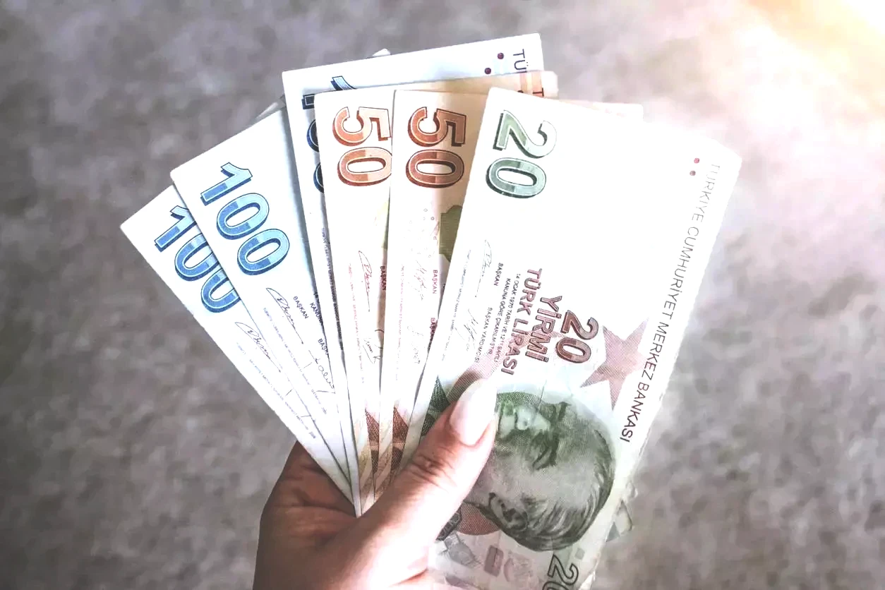 “Bu kadar net tahmin ilk kez duyuyorum” Eryılmaz’ın net ifadelerle verdiği tahminin ardından program sunucusu Başak Şengül, “Bu kadar net bir tahmin ilk kez duyuyorum. Yüzde 23 ila 25 arasında bir oran bekliyor, bu da 27-28 bin TL bandına denk geliyor” sözleriyle ekonomistin açıklamasını vurguladı.