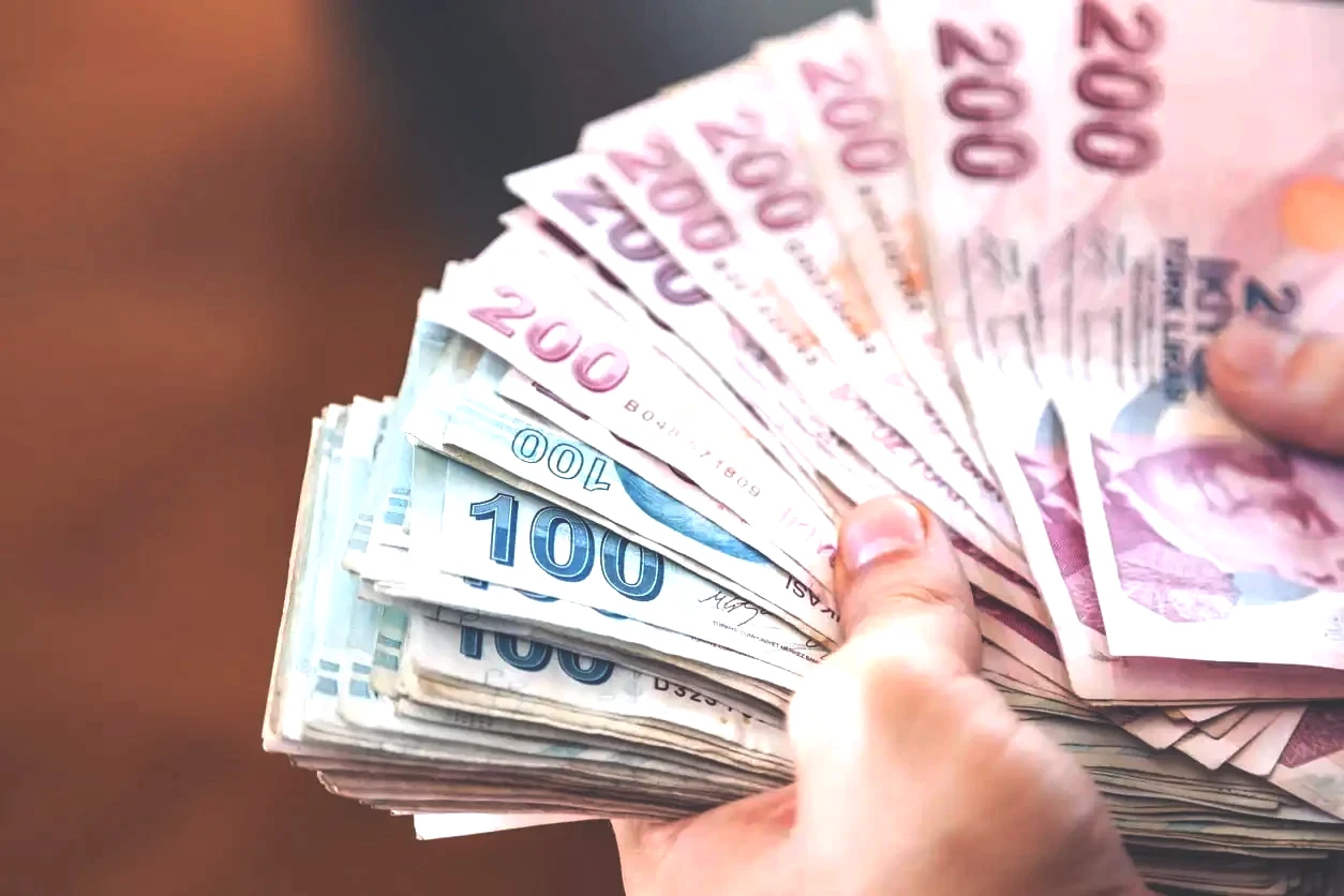 “Yüzde 23 - yüzde 25 arası zam bekliyorum” Eryılmaz, 2025 yılı için asgari ücret tahminini şu sözlerle paylaştı: “Benim beklentim, zammın yine beklenen enflasyon senaryosu üzerinden yapılacağı yönünde. Minimum yüzde 23, maksimum yüzde 25 düzeyinde bir artış olacağını düşünüyorum. Bu da yaklaşık olarak 27 bin 187 TL ile 27 bin 629 TL arası bir net asgari ücrete denk geliyor.” Eryılmaz, piyasadaki genel beklentinin de aynı yönde olduğunu belirterek, “Ağırlıklı olarak 27 bin TL ile 28 bin TL aralığında bir rakam konuşuluyor” dedi.