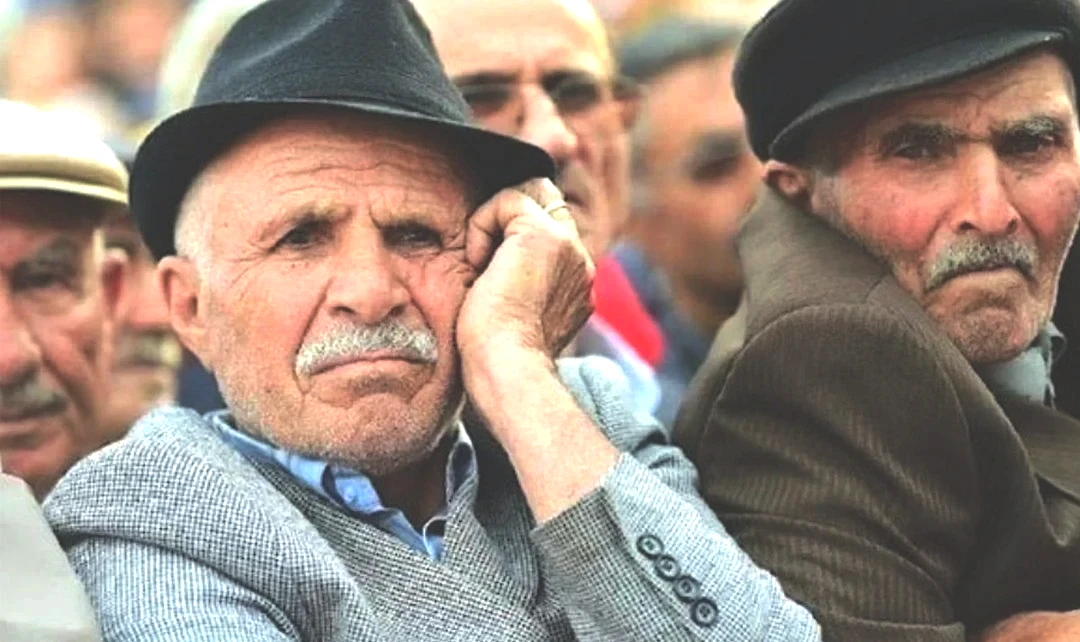 Promosyon Seçiminde Göz Önünde Bulundurulması Gerekenler: Promosyonun büyüklüğünün yanı sıra bankaların sunduğu ek koşullarda elde edilecek toplam faydayı belirgin şekilde etkileyebilir. Emeklilerin ihtiyaçlarını iyi analiz edip, bankaların avantajlarını karşılaştırarak karar vermeleri büyük bir önem taşıyor.