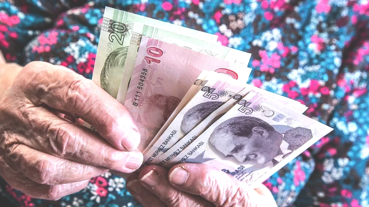 Yüksek enflasyon ve artan yaşam masrafları, emeklilerin mali durumlarını zorlayarak bankaların sağladığı promosyonların önemini artırıyor. Emekliler, maaşlarını hangi finans kuruluşuna taşıyacaklarını belirlerken promosyon tutarlarını dikkatle izliyor.