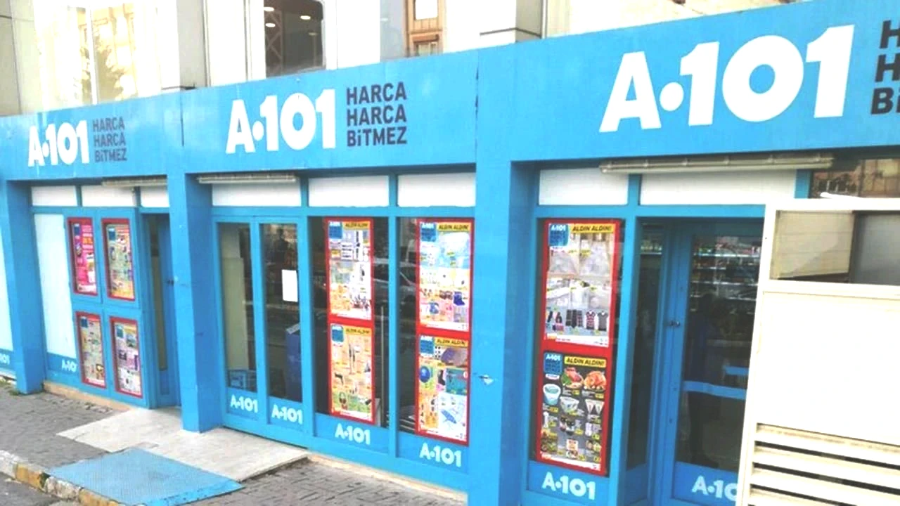 A101'in indirim broşürü bu hafta özellikle yüksek fiyatlı teknolojik ürünleri ön plana çıkarıyor. Katalogda yer alan bazı dikkat çekici ürünler şöyle: Elektrikli araç – 229.990 TL Cam temizleme robotu – 3.799 TL LatteGo tam otomatik espresso makinesi – 17.599 TL 3’lü beyaz cam ankastre set – 16.999 TL 65 inç 4K UHD Vidaa TV – 24.999 TL 34 inç gaming monitör – 10.999 TL Gaming direksiyon, pedal ve vites seti – 10.99 TL. Küçük ev aletleri ve mutfak ürünleri ise raflarda yer alıyor. A101 bu hafta, mutfak işlerini kolaylaştıran ürünlerle de dikkat çekiyor. Perşembe günü satışa sunulacak ürünler arasında şunlar bulunuyor: Katı meyve sıkacağı – 1.699 TL Narenciye sıkacağı – 999 TL Kablosuz şarjlı doğrayıcı – 899 TL Airfryer – 1.999 TL Koltuk ve halı yıkama makinesi – 2.699 TL.
